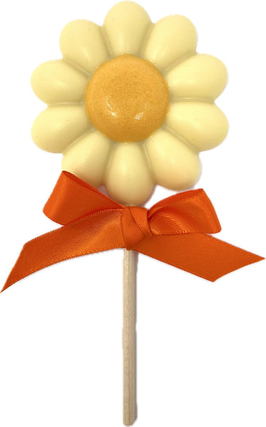 Daisy-shaped lollipop in white chocolate with an orange bow on a white background